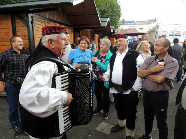 Uživancija na prošlogodišnjoj Jeseni u Lici/Snimio Marko ČULJAT                                                                                                                                                                                           